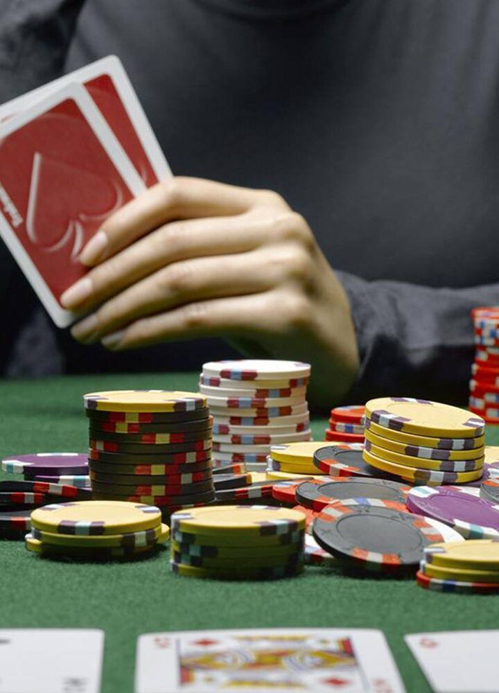 What is the best strategy for winning at poker in Judi Online?