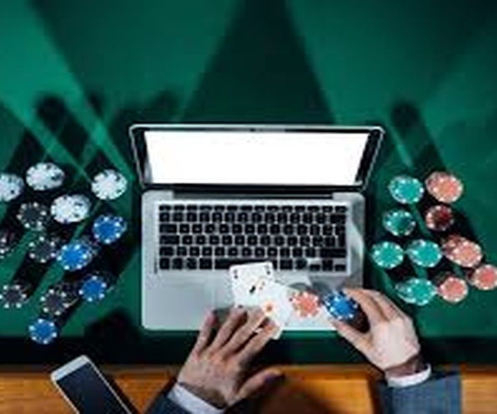 How do live dealers keep baccarat rounds moving efficiently?