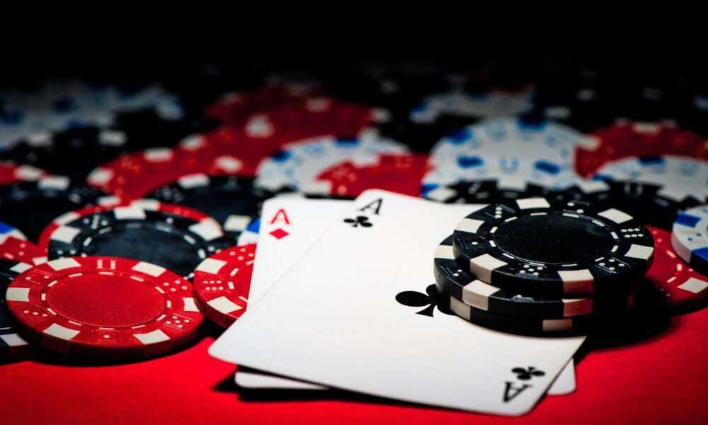 How do players locate specific audit entries using round identifiers online?